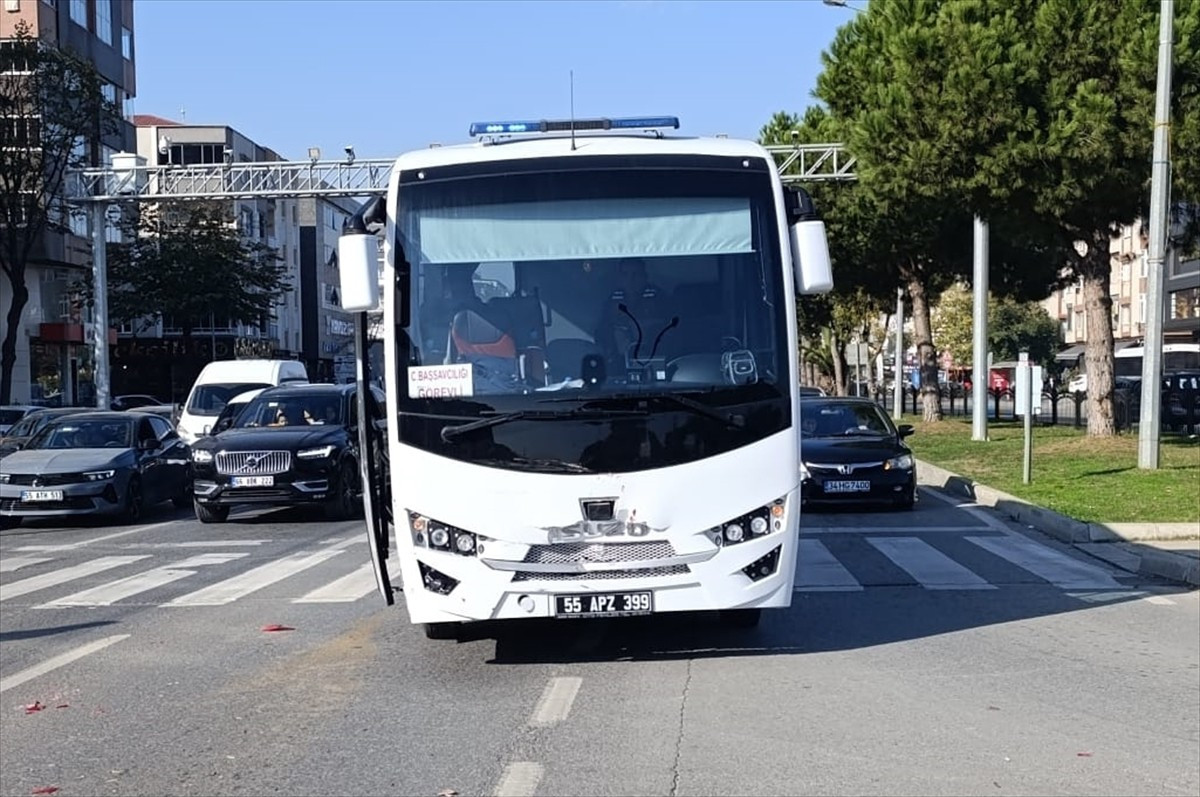 Samsun'un Atakum ilçesinde cezaevi aracı ile otomobilin çarpışması sonucu 1'i mahkum 2 kişi...
