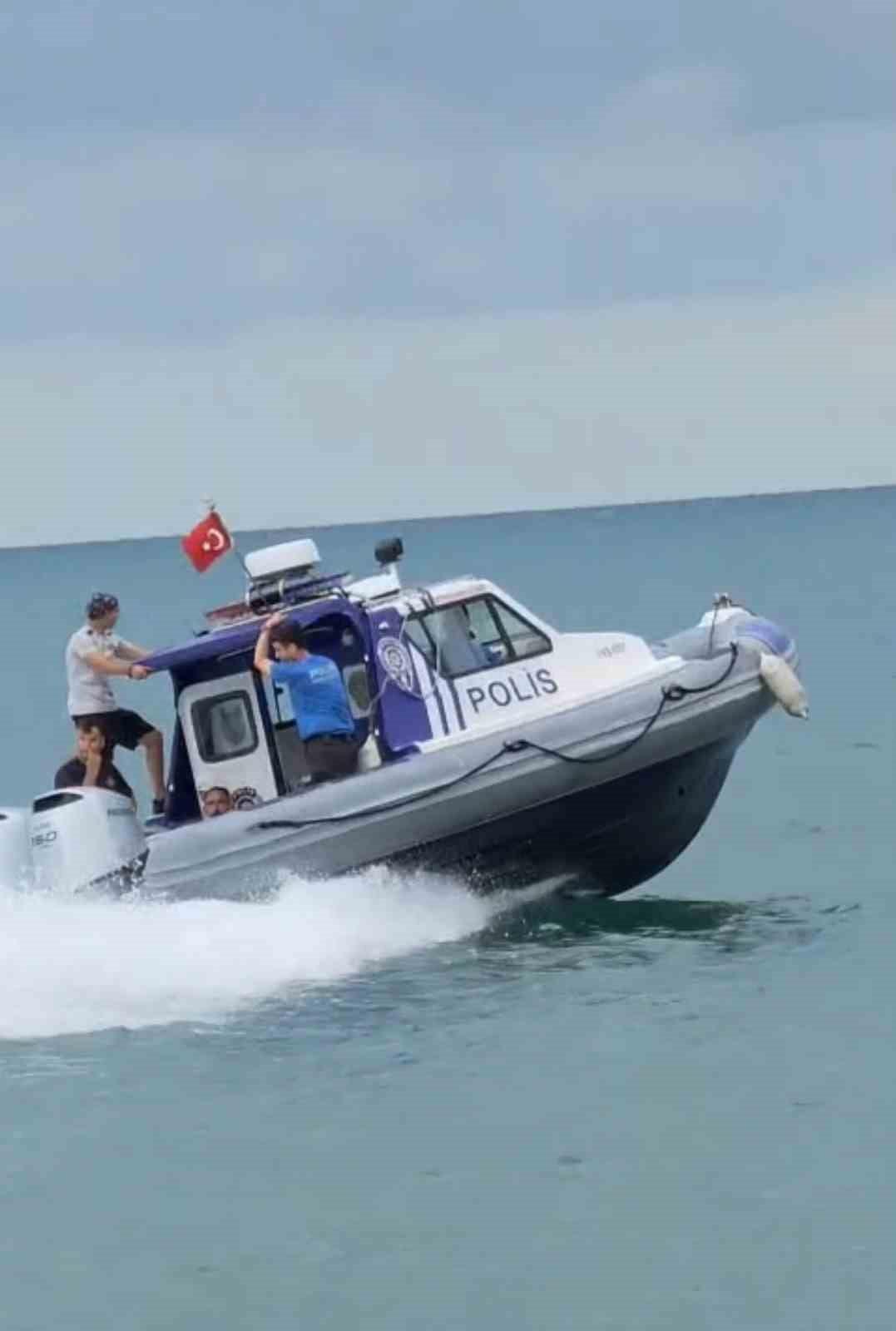 SAMSUN'UN ATAKUM İLÇESİNDE DENİZE GİREN BİR KİŞİ, ŞİDDETLİ DALGALAR NEDENİYLE KIYIYA DÖNEMEYİNCE...
