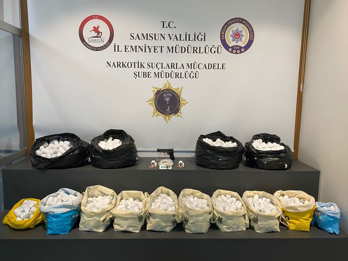 Samsun'un Atakum ilçesinde düzenlenen operasyonda 105 bin 279 uyuşturucu hap ele geçirildi, 5...