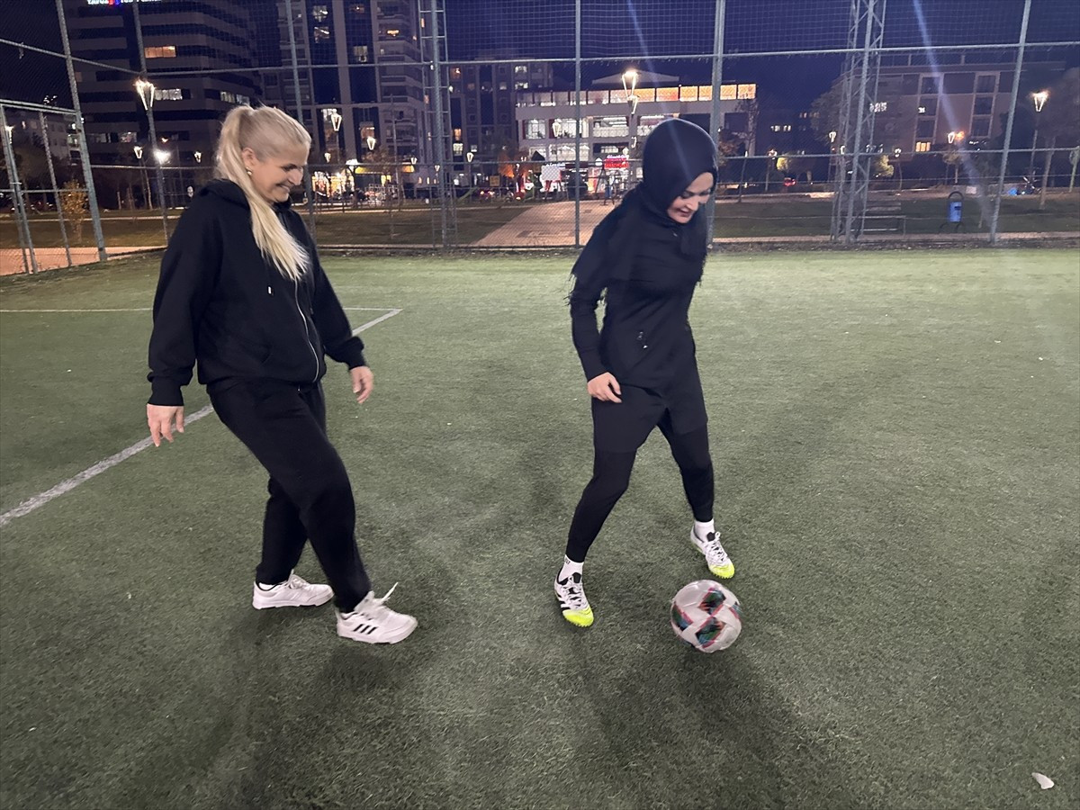 Samsun'un Atakum ilçesinde farklı meslek gruplarından kadınlar, her hafta bir araya gelerek halı...