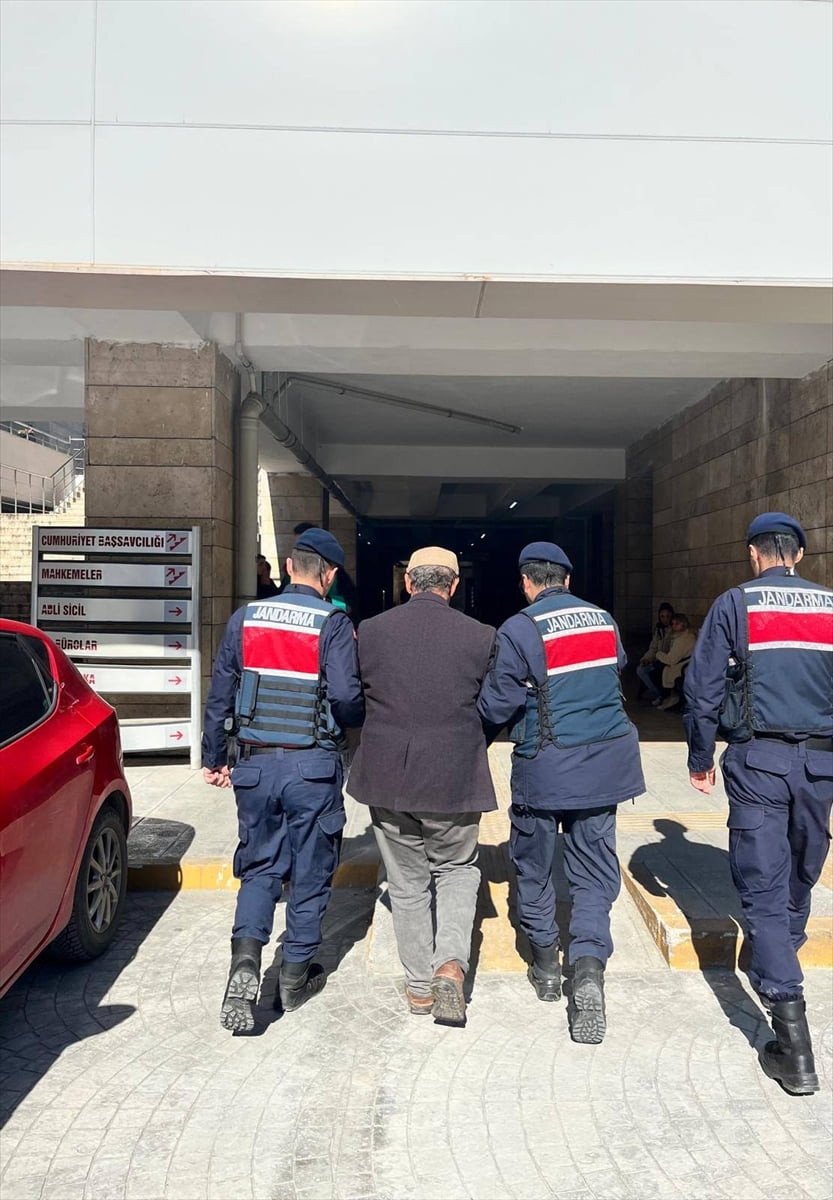 Samsun'un Atakum ilçesinde, Fetullahçı Terör Örgütü (FETÖ) üyeliğinden hüküm giyen kişi saklandığı...