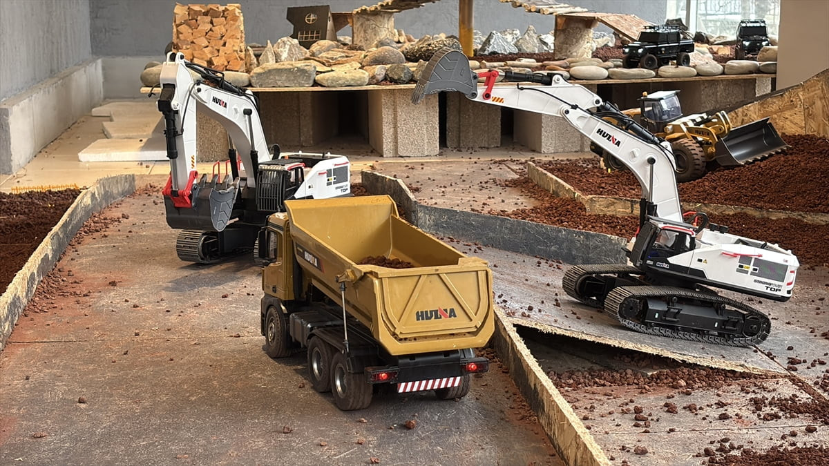 Samsun'un Atakum ilçesinde girişimci çift, açtıkları kafede minyatür iş makineleriyle inşaat...