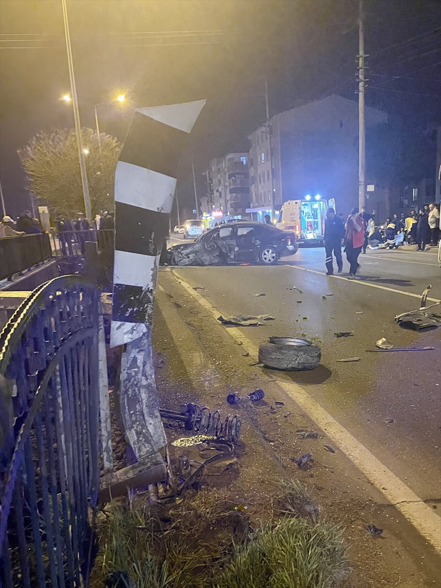 Samsun'un Atakum ilçesinde köprü korkuluğuna çarpan otomobildeki 2 kişi yaralandı.