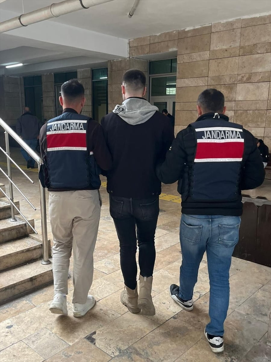 Samsun'un Atakum ilçesinde, "dolandırıcılık" suçundan hakkında kesinleşmiş 14 yıl 11 ay hapis...