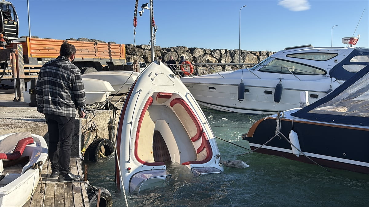 Samsun'un Atakum ilçesinde şiddetli rüzgar nedeniyle alabora olan tekne, ekiplerce yüzeye...
