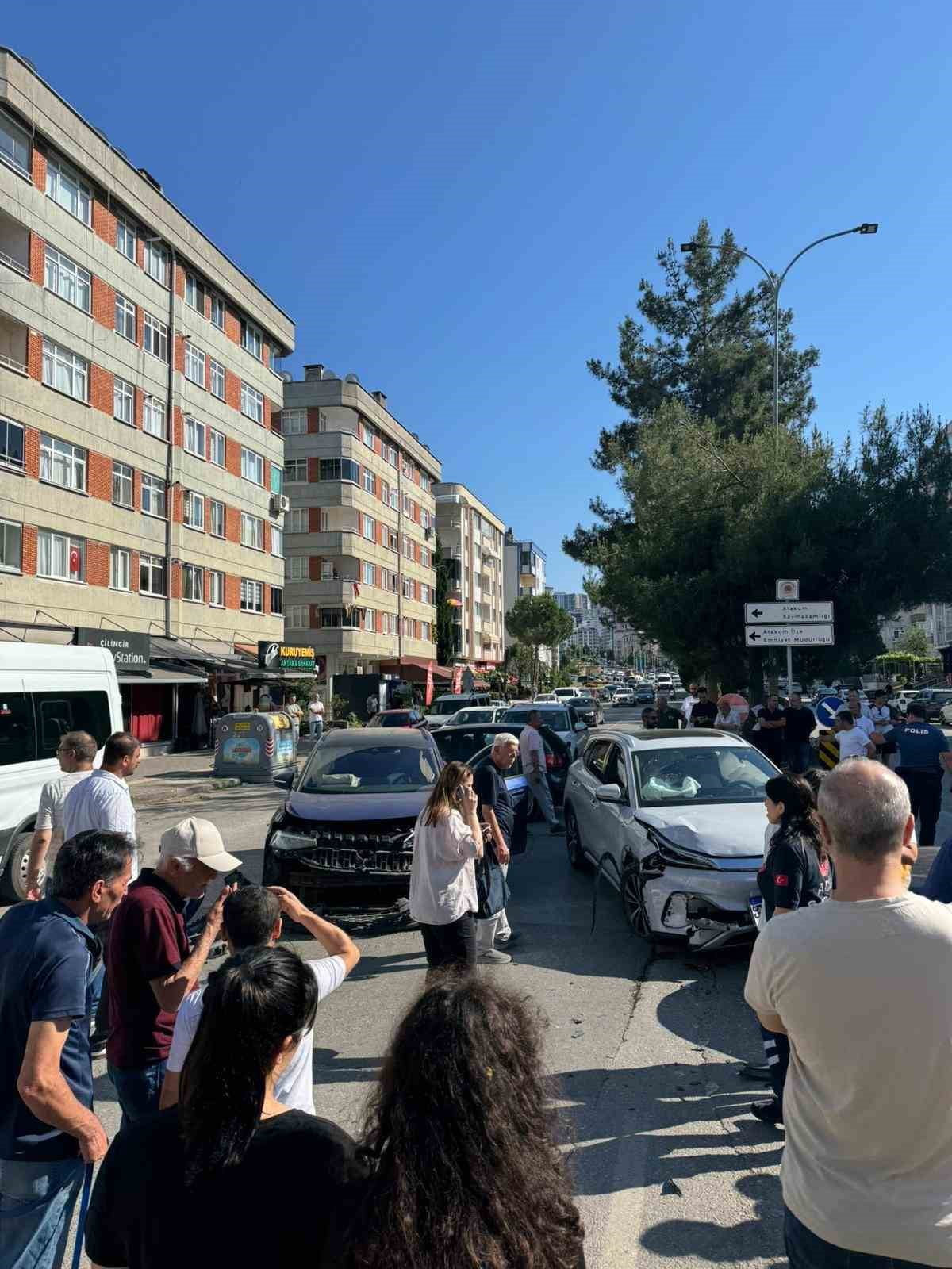 SAMSUN'UN ATAKUM İLÇESİNDE ÜÇ ARACIN KARIŞTIĞI TRAFİK KAZASI MADDİ HASARLA ATLATILDI.