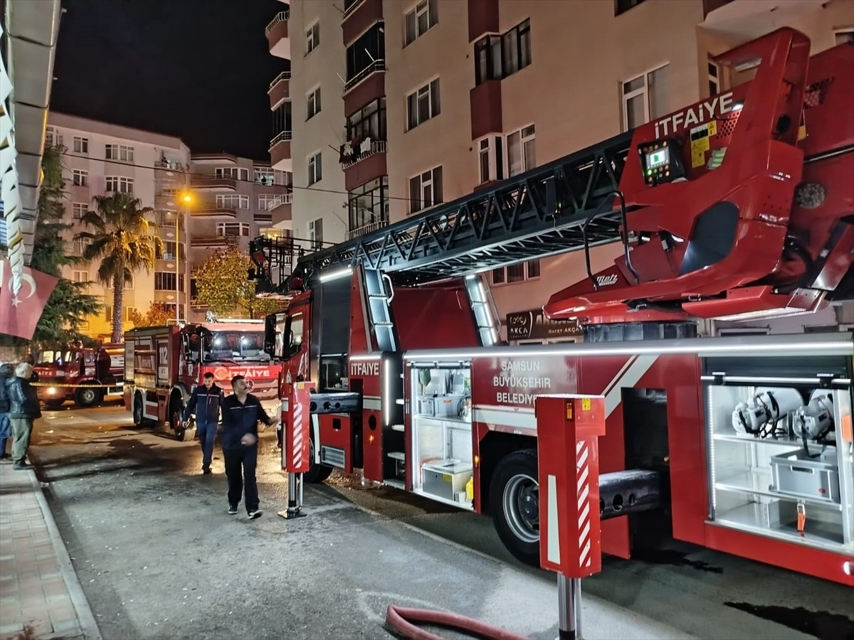 Samsun'un Bafra ilçesinde 7 katlı bir binanın çatı katında çıkan yangın, itfaiye ekipleri...