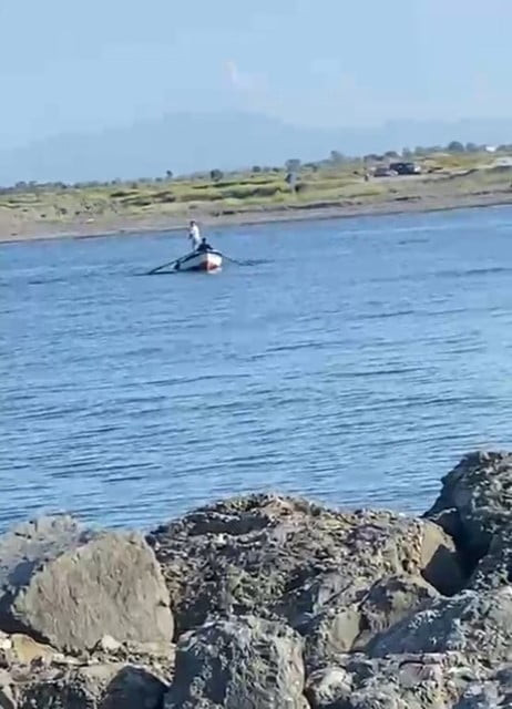 SAMSUN'UN BAFRA İLÇESİNDE BALIK AVI YASAĞININ DEVAM ETTİĞİ DÖNEMDE, IRMAK AĞZINDA TEKNE İLE AĞ...