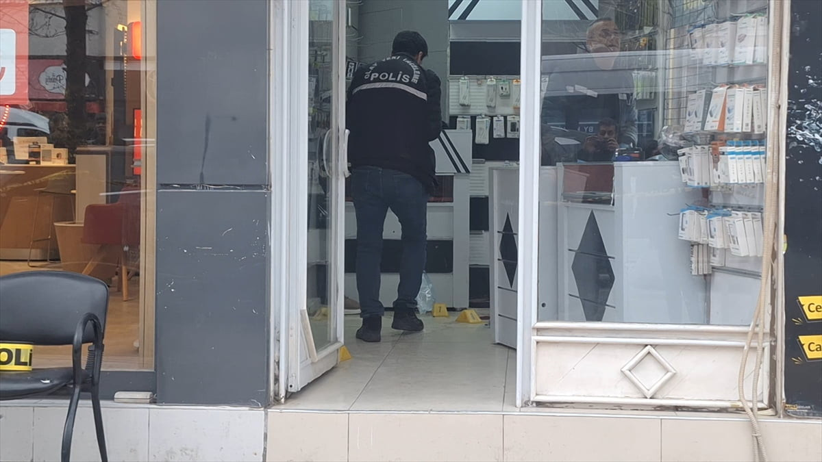 Samsun'un Bafra ilçesinde bir iş yerinde silahlı saldırıya uğrayan kişi yaralandı. Polis ekipleri...