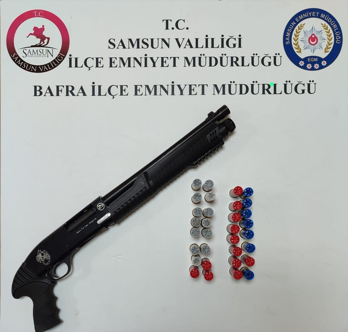 Samsun'un Bafra ilçesinde çıkan kavgada 2 kişiyi silahla yaraladıkları gerekçesiyle 3 kişi...