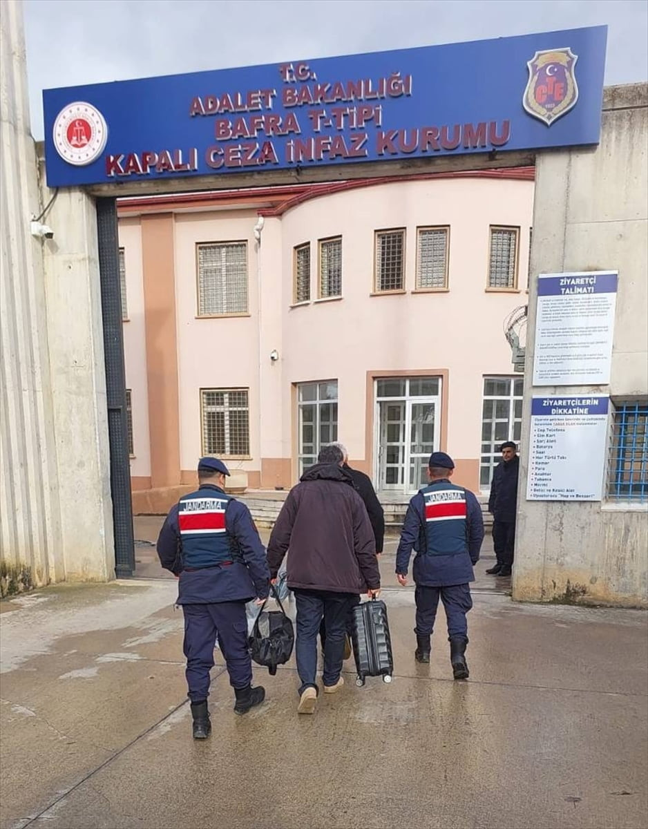 Samsun'un Bafra ilçesinde düzenlenen operasyonda cezaevi firarisi baba ile oğlu yakalandı. Firari...