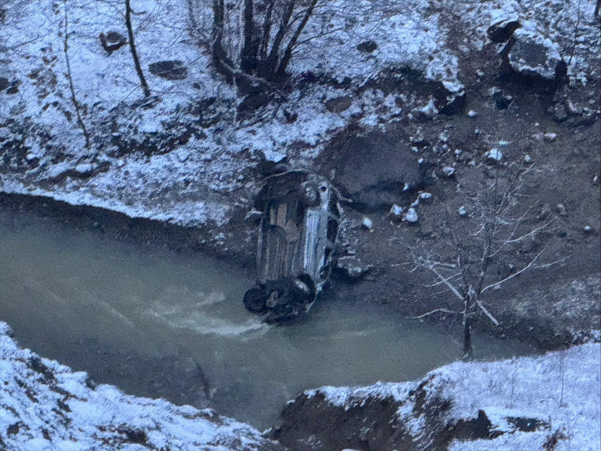 Samsun'un Bafra ilçesinde hafif ticari aracın dere yatağına devrilmesi sonucu 1 kişi öldü, 2 kişi...