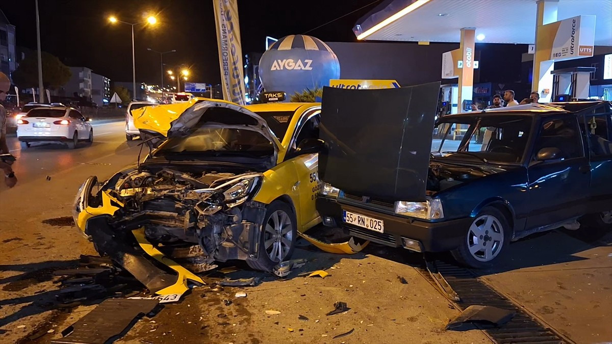 Samsun'un Bafra ilçesinde iki otomobil ile hafif ticari aracın karıştığı kazada 3 kişi...