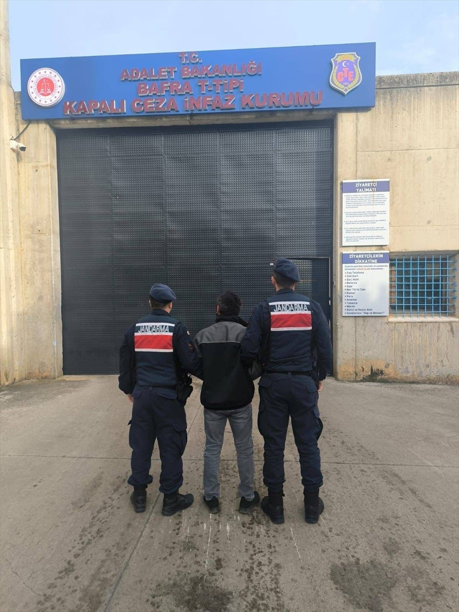 Samsun'un Bafra ilçesinde, jandarma ekipleri, hakkında 10 yıl 5 ay hapis cezası bulunan firari...