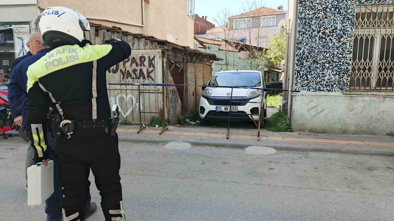 SAMSUN'UN BAFRA İLÇESİNDE KALDIRIMA KONULAN SEYYAR BARİYERLER NEDENİYLE MEYDANA GELEN KAZADA 2...