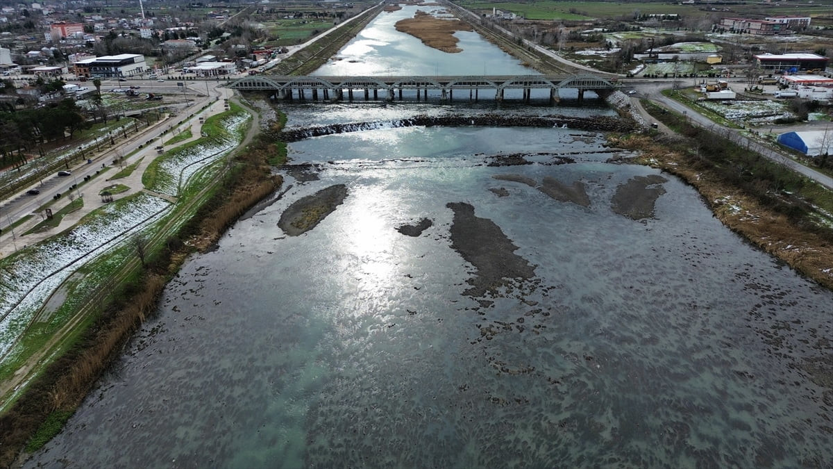 Samsun'un Bafra ilçesinde, Kızılırmak Nehri yatağında su seviyesinin düşmesiyle ortaya çıkan...
