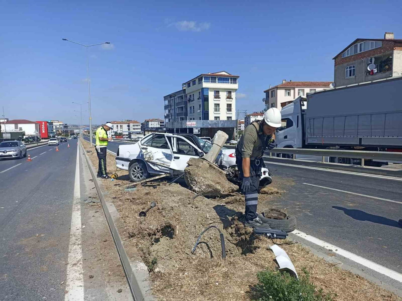 SAMSUN'UN BAFRA İLÇESİNDE KONTROLDEN ÇIKAN OTOMOBİLİN AYDINLATMA DİREĞİNE ÇARPMASI SONUCU 1 KİŞİ...