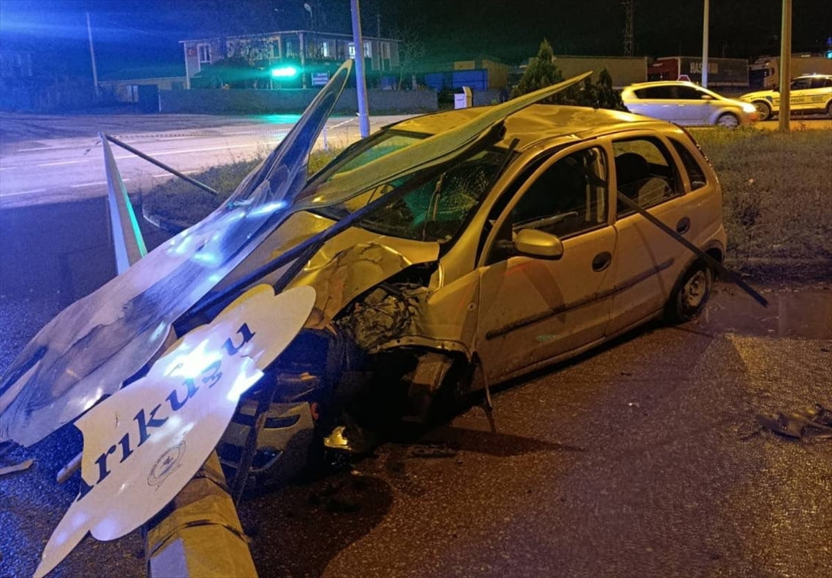 Samsun'un Bafra ilçesinde, otomobilin aydınlatma direğine çarpması sonucu 3 kişi yaralandı.
