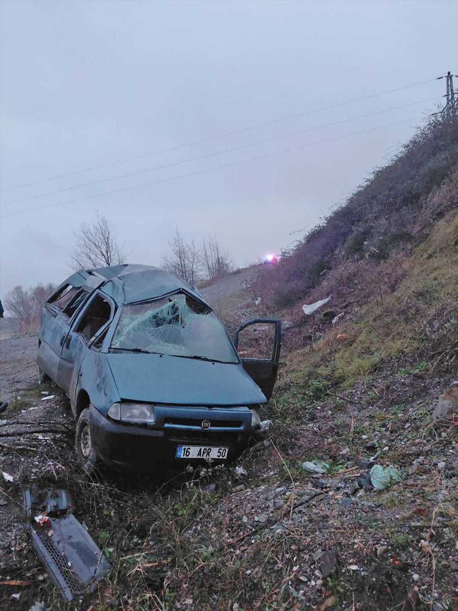 Samsun'un Bafra ilçesinde otomobilin devrilmesi sonucu 2 kişi yaralandı.