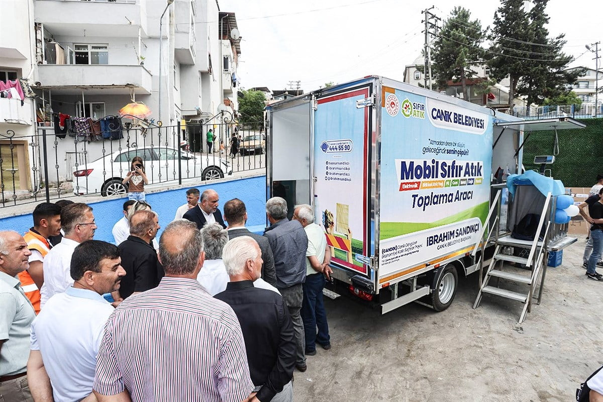 Samsun'un Canik Belediyesi, sıfır atık ve geri dönüşüm bilincini yaygınlaştırmak için evlerden...