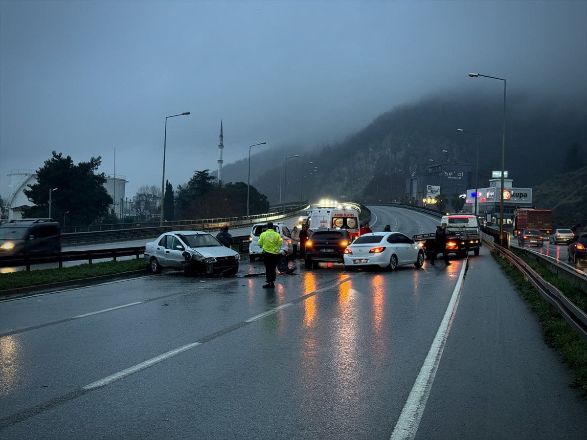 Samsun'un Canik ilçesinde, 5 aracın karıştığı zincirleme trafik kazasında 2 kişi...