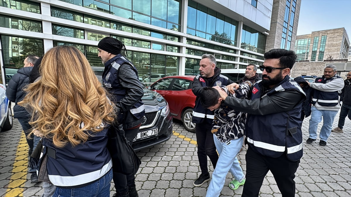 Samsun'un Canik ilçesinde bir kişinin araçta bıçak ve satırla öldürülmesi ile ilgili gözaltına...