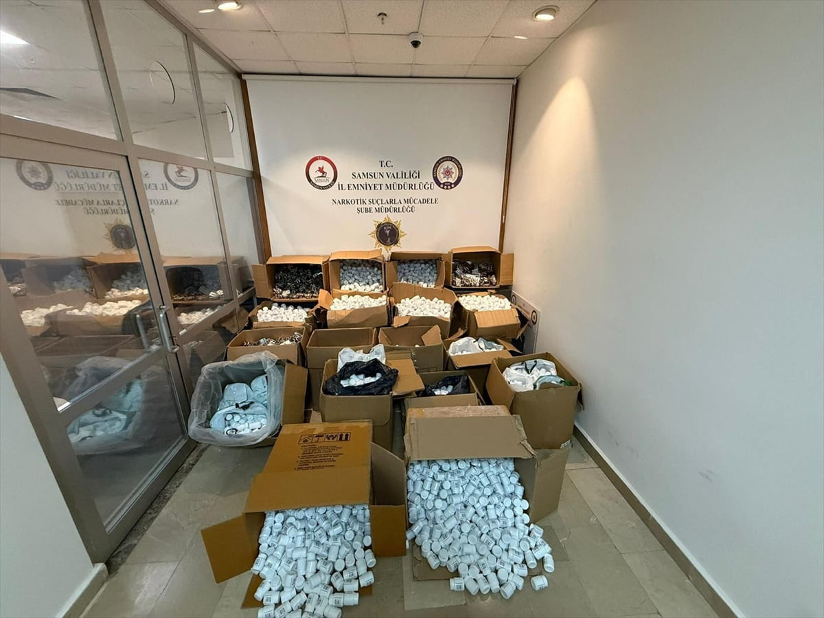 Samsun'un Canik ilçesinde düzenlenen uyuşturucu operasyonunda 421 bin 120 uyuşturucu hap ele...