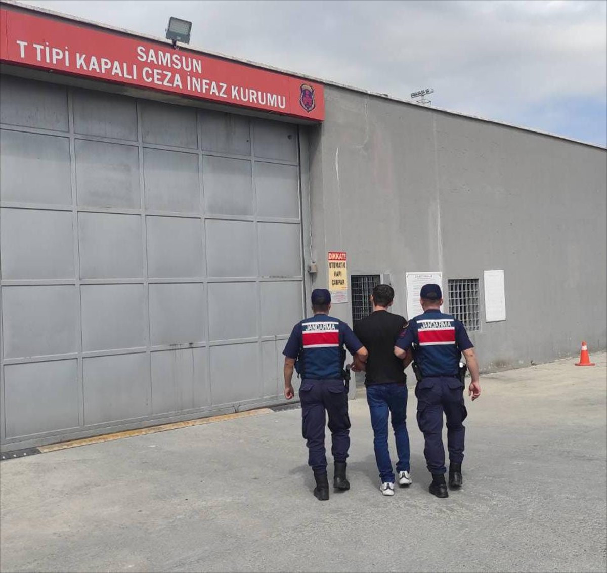 Samsun'un Canik ilçesinde, hakkında 6 yıl 1 ay kesinleşmiş hapis cezası bulunan firari hükümlü...