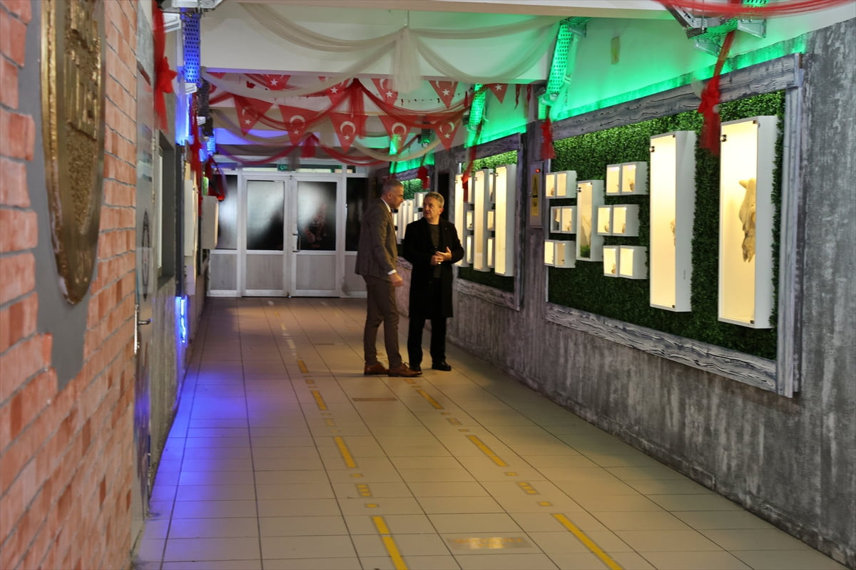 Samsun'un Canik ilçesindeki Fatih Ortaokulu'nda kurulan Doğa Müzesi'nde öğrenciler kitaplarda...