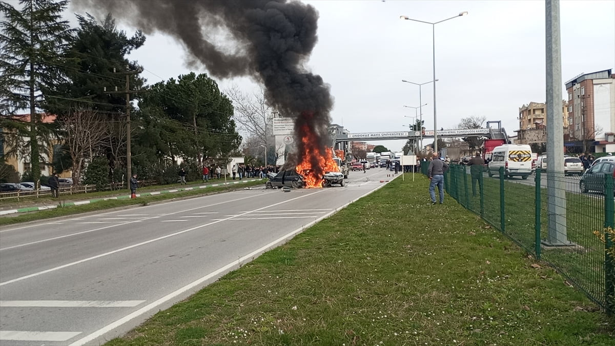 Samsun'un Çarşamba ilçesinde 6 aracın karıştığı trafik kazasında ilk belirlemelere göre 3 kişi...