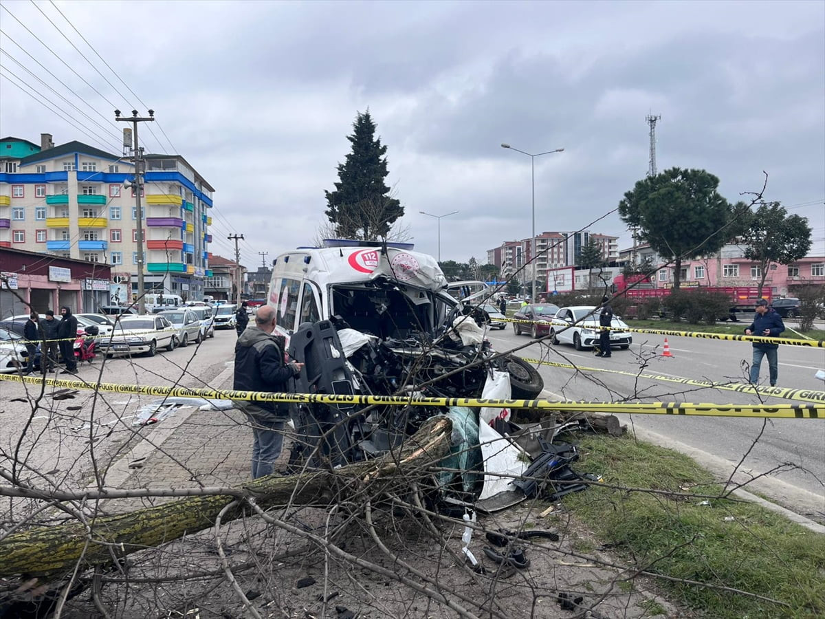 Samsun'un Çarşamba ilçesinde ambulansın kamyona çarpması sonucu 1 kişi hayatını kaybetti, 3 kişi...