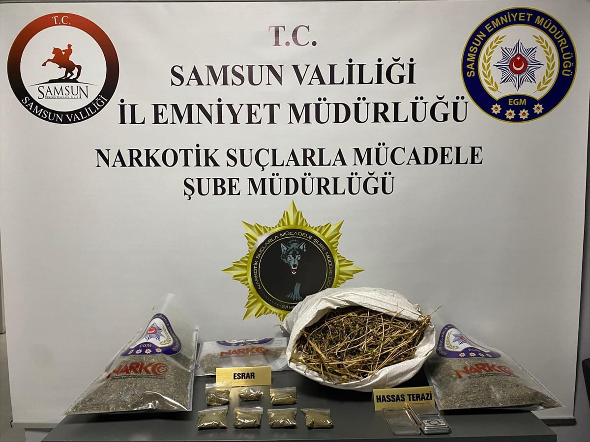 Samsun'un Çarşamba ilçesinde eski kız arkadaşının evine uyuşturucu bırakan şüpheli tutuklandı....