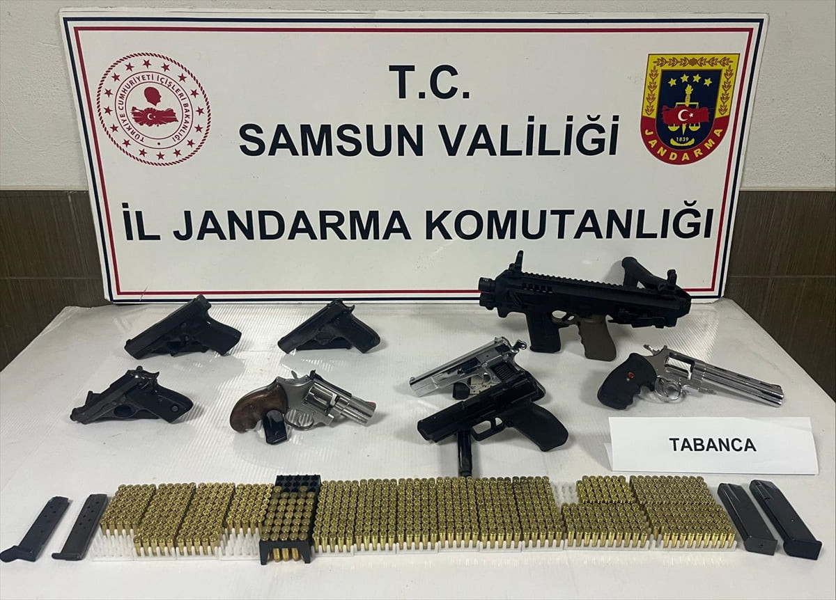 Samsun'un Çarşamba ilçesinde jandarma ekiplerince gerçekleştirilen silah operasyonunda 5 ruhsatsız...