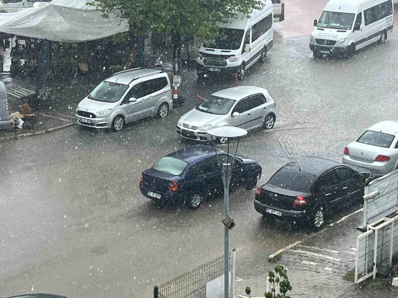 SAMSUN'UN ÇARŞAMBA İLÇESİNDE ÖĞLE SAATLERİNDEN İTİBAREN ETKİSİNİ GÖSTEREN ŞİDDETLİ SAĞANAK YAĞIŞ...
