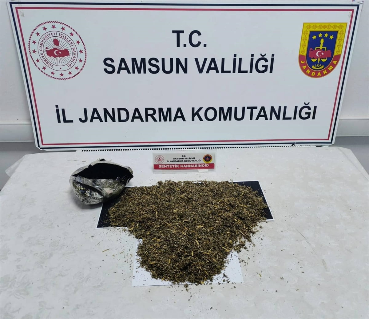 Samsun'un Çarşamba ilçesinde uyuşturucu operasyonunda 918 gram sentetik uyuşturucu ele geçirildi...
