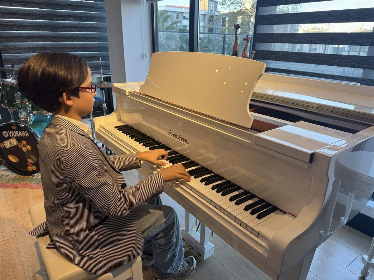 Samsun'un Çarşamba ilçesinde yaşayan "mutlak kulak" Yusufhan Çakır, 10 yaşında İngiliz Kraliyet...