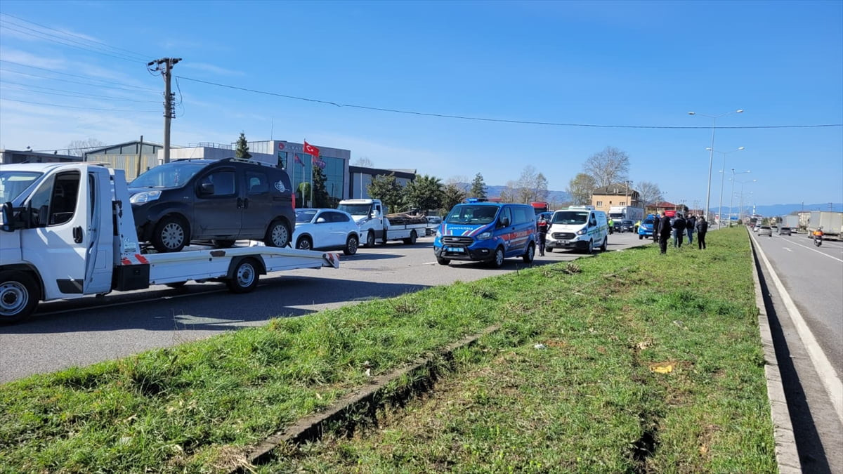 Samsun'un Çarşamba ilçesinde yolun karşısına geçmek isteyen yaya iki aracın çarpması sonucu...