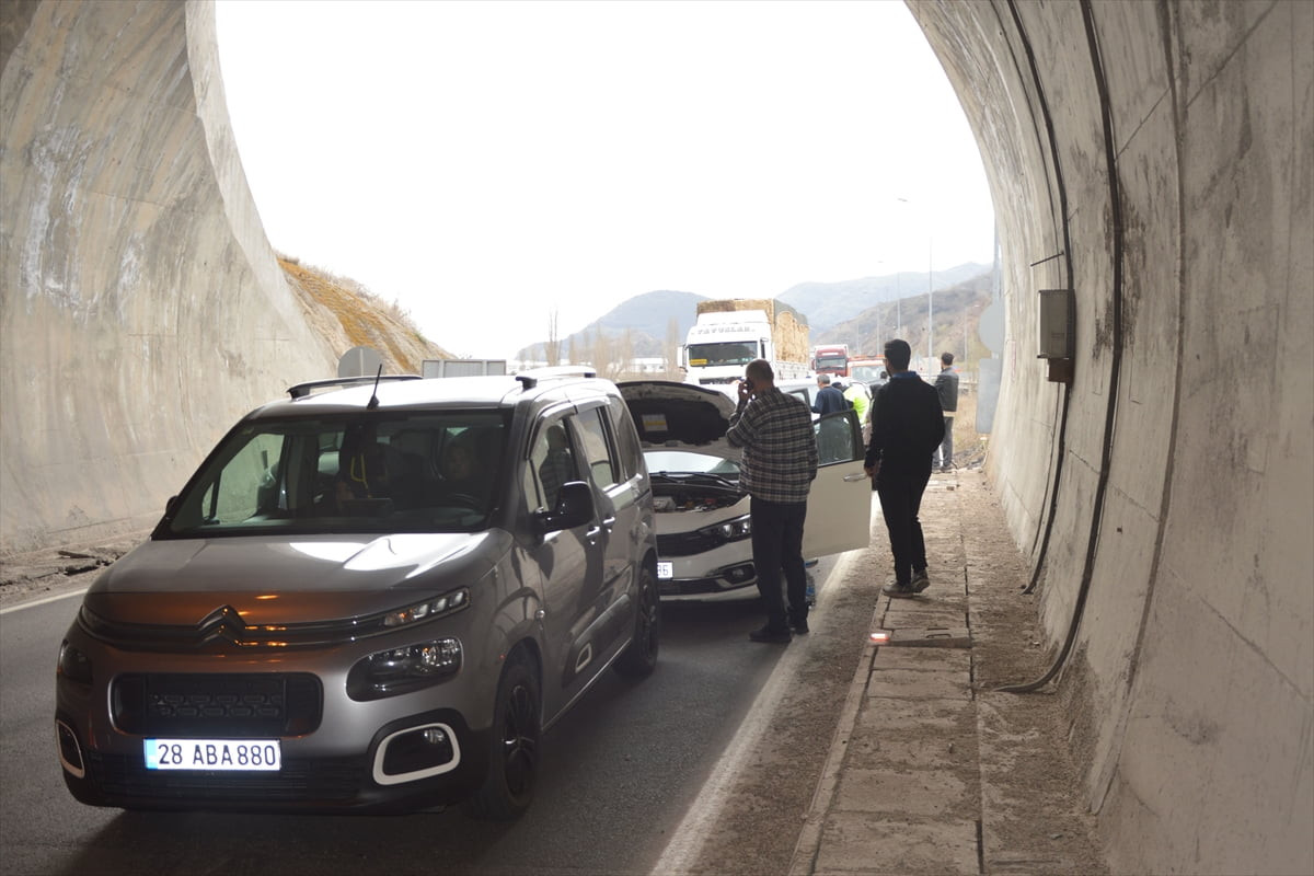 Samsun'un Havza ilçesinde 6 aracın karıştığı zincirleme trafik kazasında 1 kişi yaralandı.