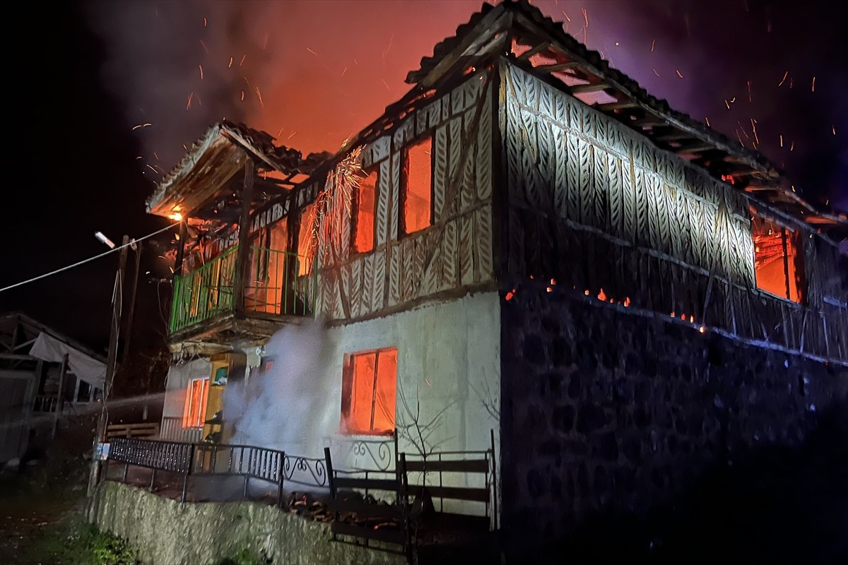 Samsun'un Havza ilçesinde çıkan yangında iki katlı ahşap ev kullanılamaz hale geldi.