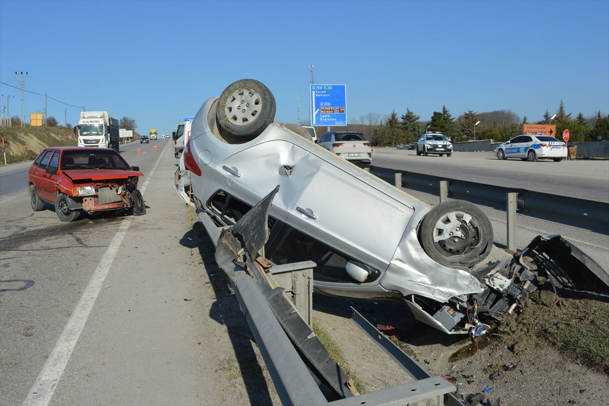 Samsun'un Havza ilçesinde iki otomobilin çarpışması sonucu 3 kişi yaralandı.