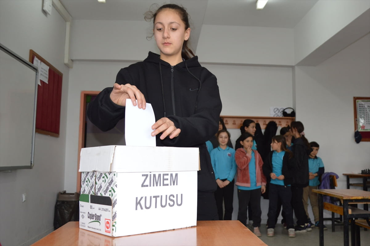 Samsun'un Havza ilçesinde Ilıca İlkokulu ve Ortaokulu öğrencileri, topladıkları para ile mahalle...