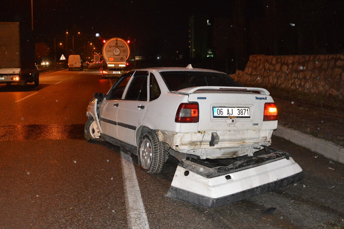Samsun'un Havza ilçesinde kaldırıma çarpan otomobildeki 2 kişi yaralandı.