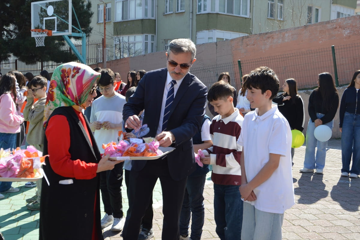 Samsun'un Havza ilçesinde ortaokul öğrencileri önce okul bahçesinde bir araya gelerek bayramlaştı...