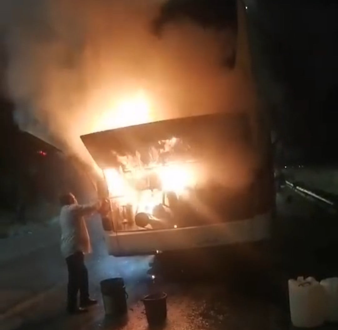 SAMSUN'UN HAVZA İLÇESİNDE SEYİR HALİNDEKİ YOLCU OTOBÜSÜNDE ÇIKAN YANGIN, YOLCULARA KORKU DOLU...