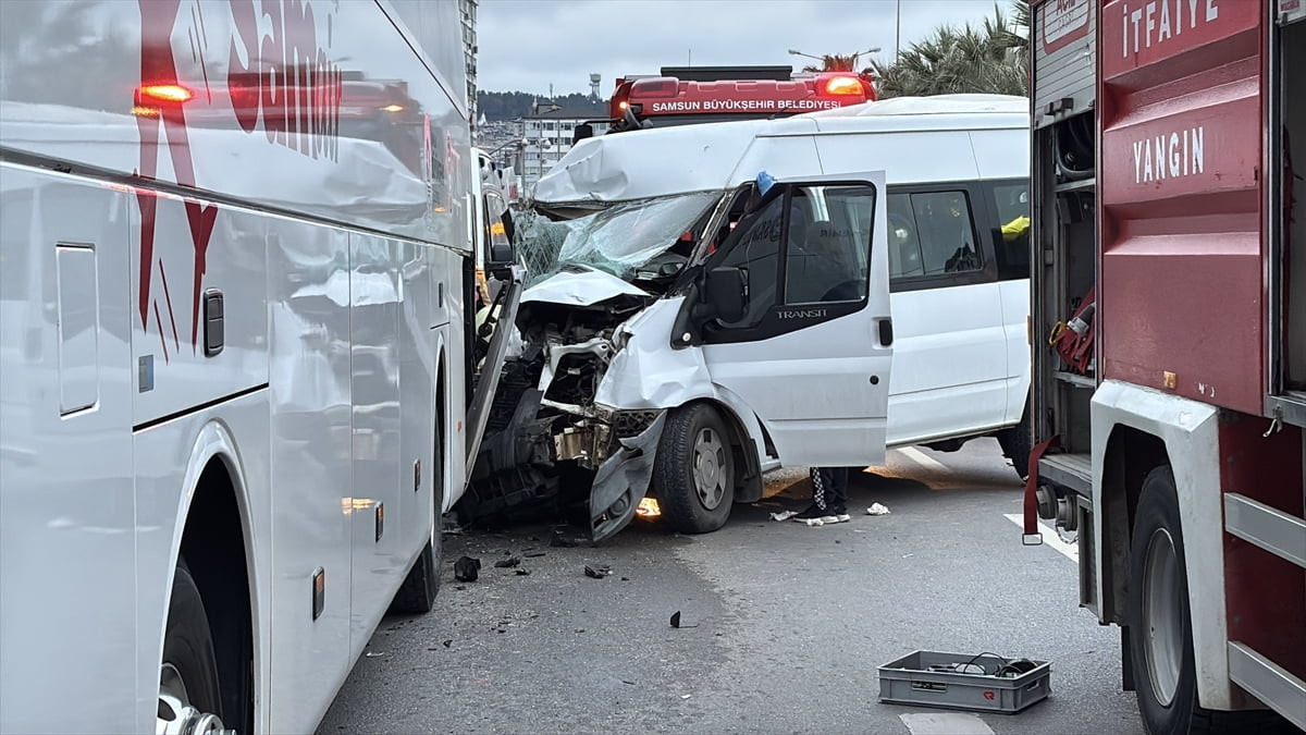 Samsun'un İlkadım ilçesinde 3 aracın karıştığı trafik kazasında 7 kişi yaralandı.