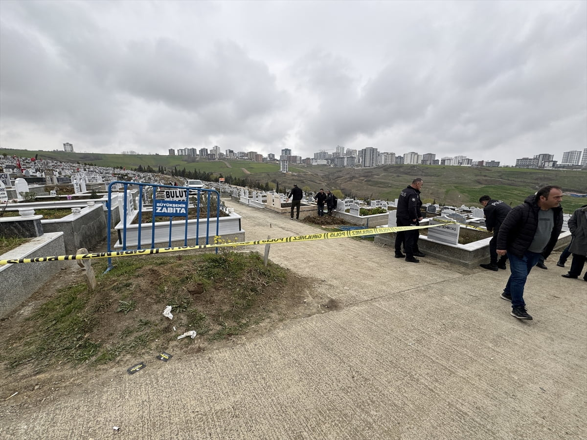 Samsun'un İlkadım ilçesinde defin sırasında çıkan kavgada 2 kişi silahla yaralandı. Ekipler olay...