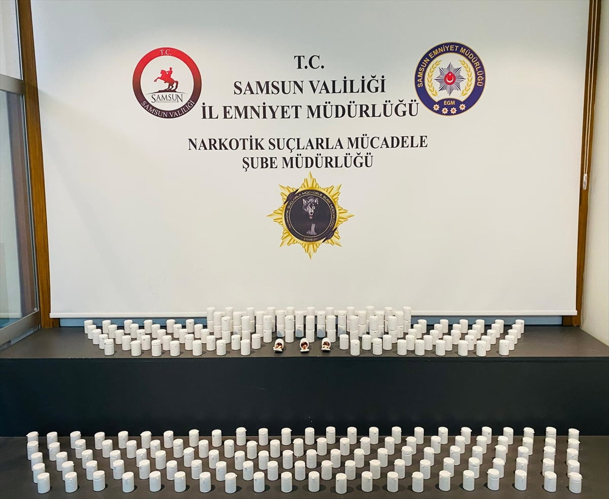 Samsun'un İlkadım ilçesinde düzenlenen operasyonda 14 bin 100 uyuşturucu hap ele geçirildi, 1...