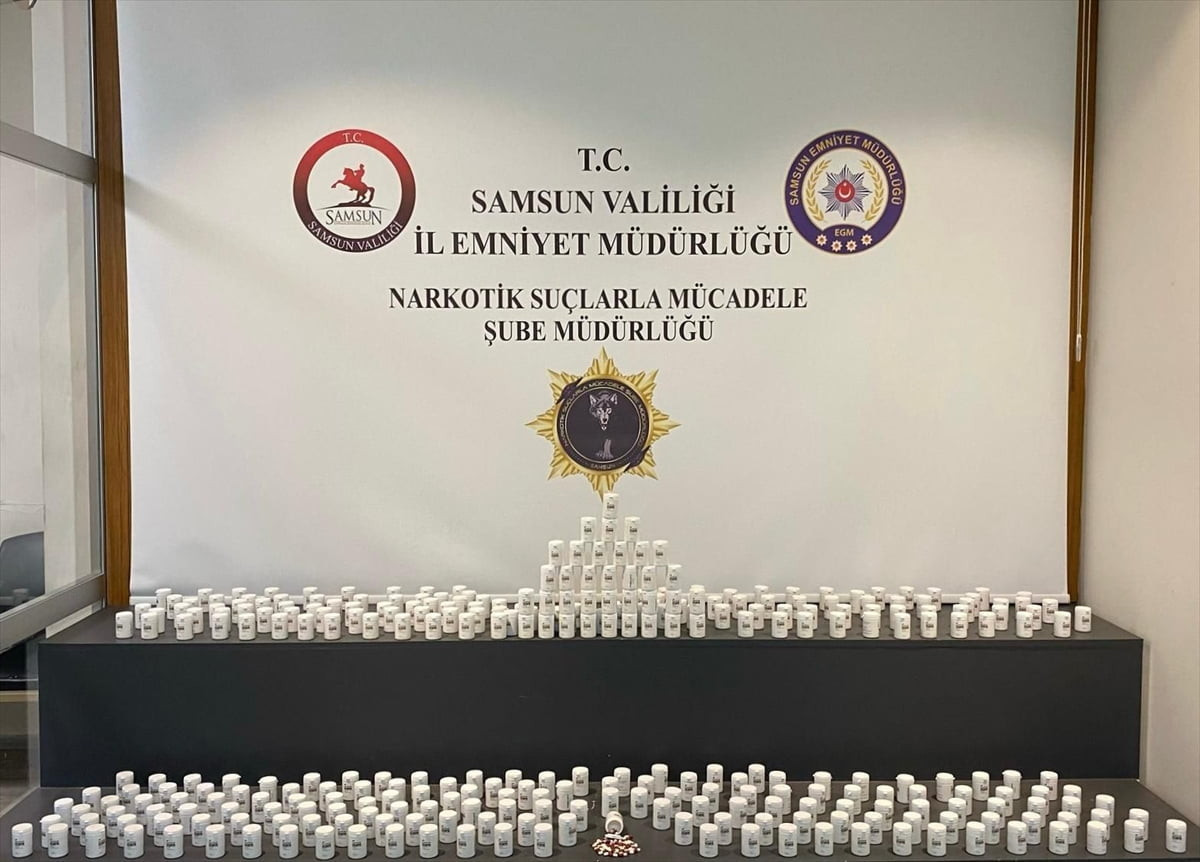 Samsun'un İlkadım ilçesinde düzenlenen operasyonda 21 bin 500 uyuşturucu hap ele geçirildi, 2...