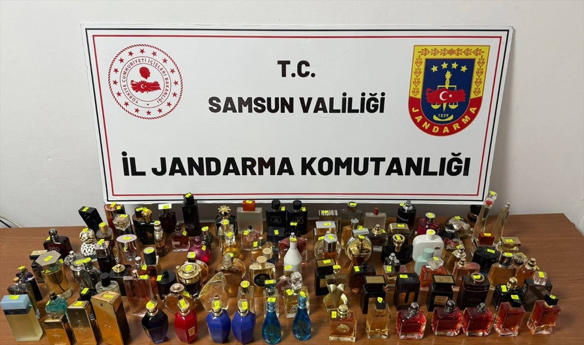 Samsun'un İlkadım ilçesinde düzenlenen operasyonda 320 şişe gümrük kaçağı parfüm ele geçirildi, 1...