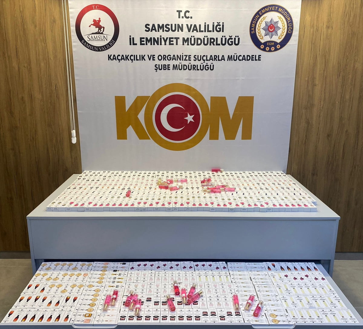 Samsun'un İlkadım ilçesinde düzenlenen operasyonda 591 şişe gümrük kaçağı parfüm ele geçirildi, 1...